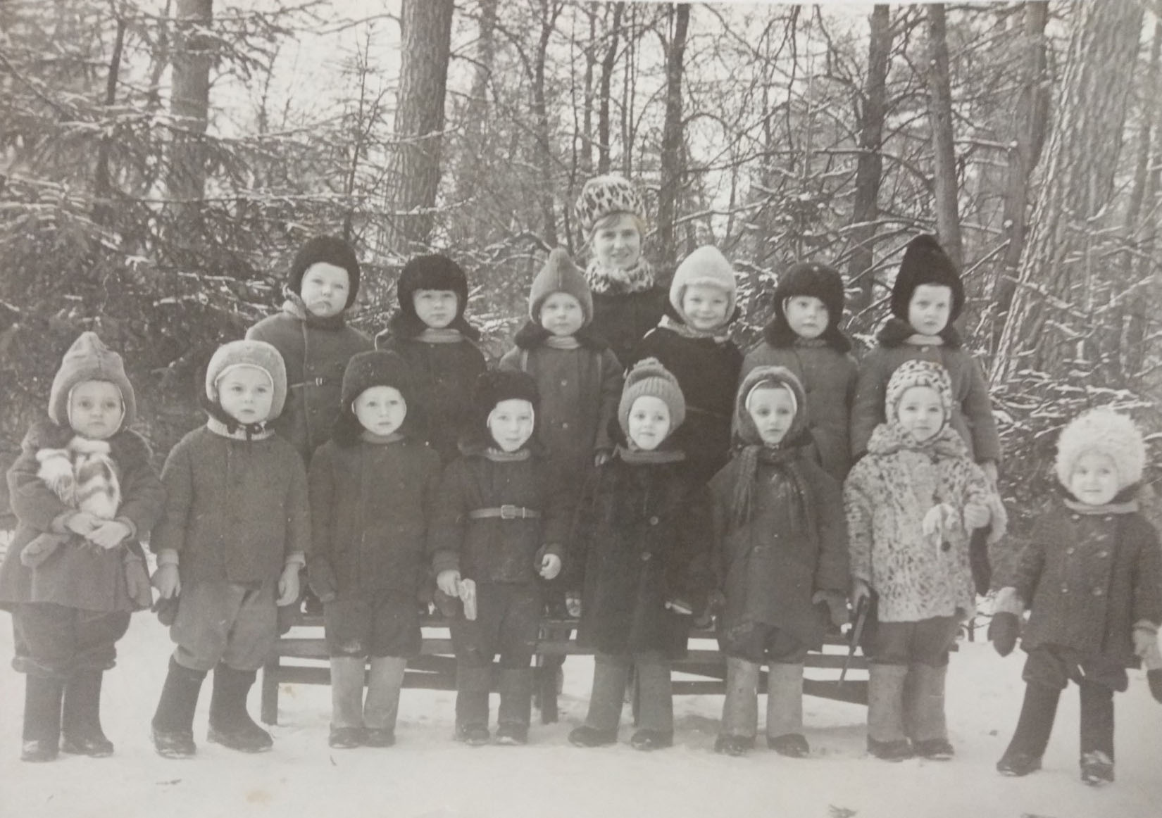 Детский сад п. Бабынино. Группа на прогулке.  Зима 1969 года.