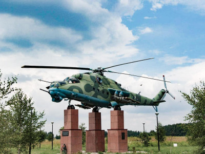 Вертолет Ми–24В в сквере Авиаторов.