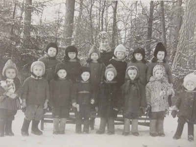 Детский сад п. Бабынино. Группа на прогулке.  Зима 1969 года.